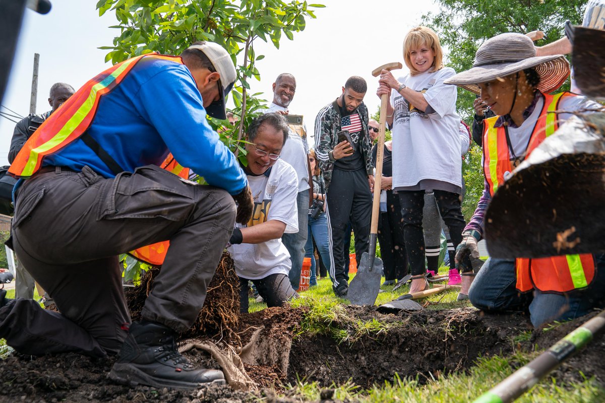 YoYo_Ma's tweet photo. We began the Day of Action in North Lawndale, with the City of Chicago and @saic_news. Together, through the vision of artist Pedro Reyes, we planted trees with shovels created from former guns.

📷 @toddrphoto https://t.co/3Xe2aNnBOE