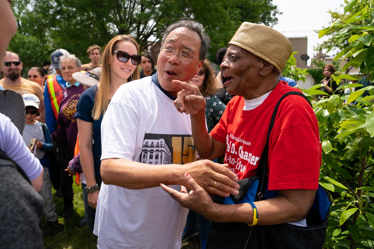 YoYo_Ma's tweet photo. We began the Day of Action in North Lawndale, with the City of Chicago and @saic_news. Together, through the vision of artist Pedro Reyes, we planted trees with shovels created from former guns.

📷 @toddrphoto https://t.co/3Xe2aNnBOE