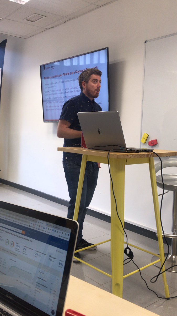 Estherbrmr's tweet photo. Formación con @vberroya. Ciclo de herramientas #seo @ahrefs https://t.co/XjzDWTUnPV