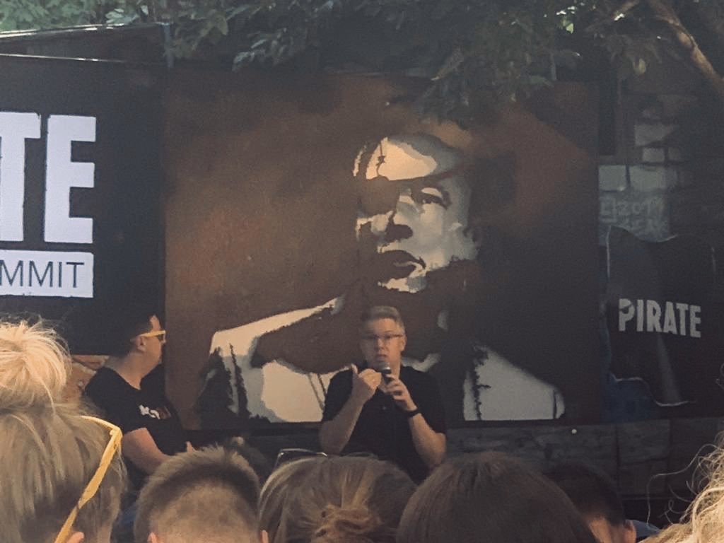joris_hensen's tweet photo. “20 years ago: Oh, you have a startup. Didn’t you get a real job?”, says @frank_thelen reflecting his life as an entrepreneur and investor #piratesummit #captainsdeck #ARRR https://t.co/jmP100AA6v