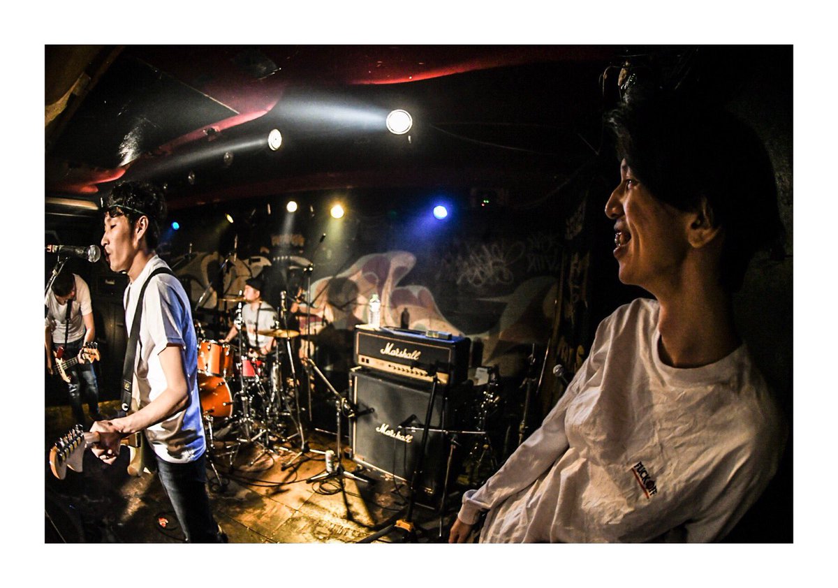 suke62324621's tweet photo. Supporting-me企画であり
リリースパーティーだってことは忘れてはならない^_^
楽屋にservice ace入ってきた時の笑顔
こうやって神輿担いで
帰って来る場所 しっかり作れる事にリスペクト
平日の夜にパンパンのお客さん
もう最高だよね。
#Supportingme
#サポミ https://t.co/8OxadWJQuC