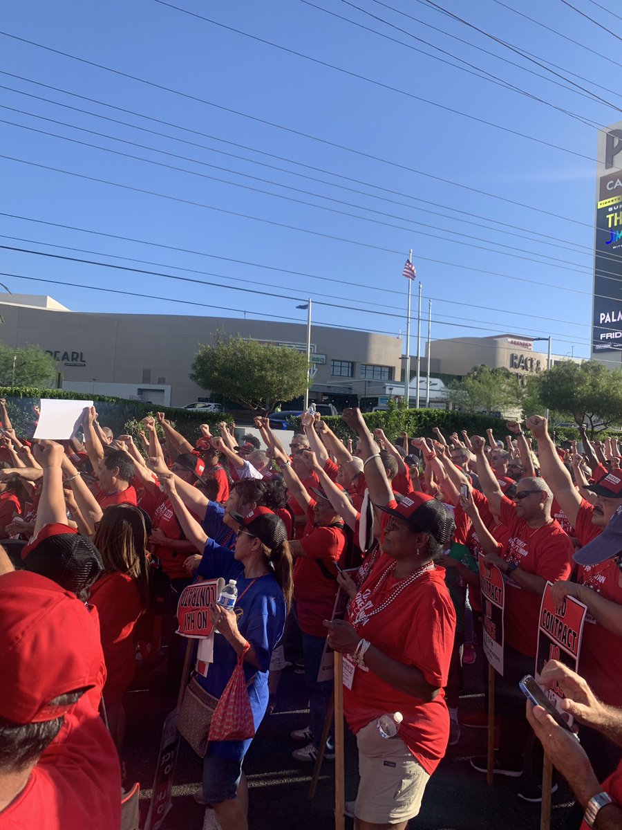 LuciaFlugencio's tweet photo. #unitehere #unitehereconvention2019 #StandingInSolidarity #Local8 https://t.co/ut5OCx8N5A