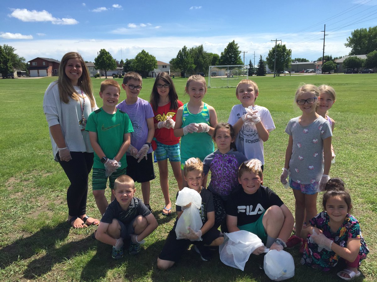 sequoiakrell1's tweet photo. Super Manny got us thinking.. and today we went to outside to help clean up our community! 3rd graders making a difference! #learnbps https://t.co/lCOwpoXfsx