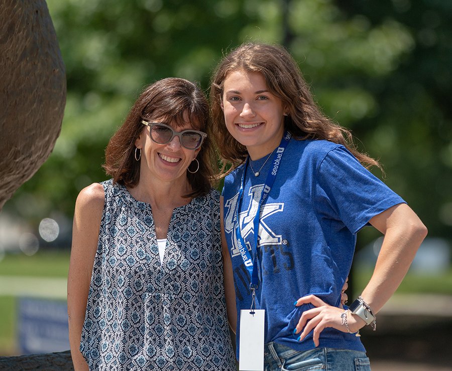 We love seeing our incoming freshman at “see blue.” U already taking part in the great tradition of taking pictures with Bowman at Wildcat Alumni Plaza! #seeblue #WeAreUK #wildcatalumniplaza #UK2023 #seeblueu

Find out about the plaza &amp; paver program at ukalumni.net/wildcatalumnip….