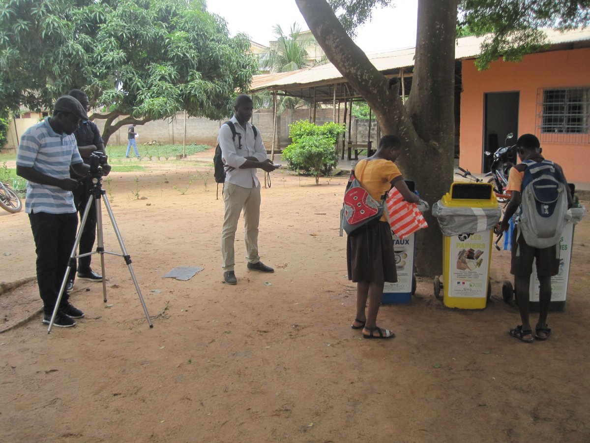 Hier, tournage d'un film de sensibilisation par et pour les #enfants. Parce que la construction d'un modèle #durable de gestion des #déchets passe par les citoyens de demain 
linkedin.com/company/192128…

#moijeutri
@Edem_dalmeida <a href="/AfricaRecycling/">Africa Gl.Recycling</a>