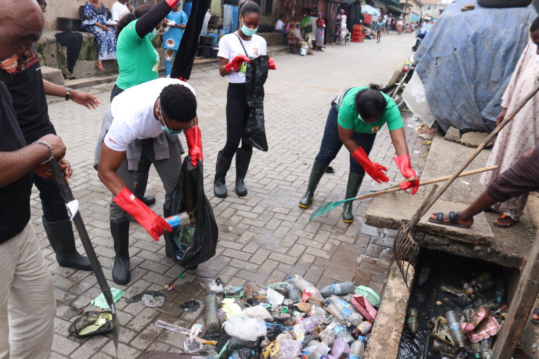 Asharamisynergy's tweet photo. In partnership with @Ecoprune and @SaharaPCSR , we carried out an environmental and recycling initiative today.

Are you living the #Greenlife?
@iamsaharagroup 

#EnvironmentalHygiene
#WeAreAsharamiSynergy 
#GoGreen
#ClimateAction
#SDGs https://t.co/4j91sEdtuR