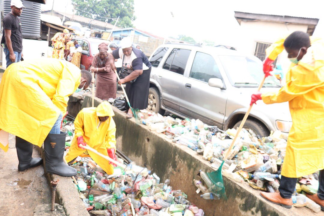 Asharamisynergy's tweet photo. In partnership with @Ecoprune and @SaharaPCSR , we carried out an environmental and recycling initiative today.

Are you living the #Greenlife?
@iamsaharagroup 

#EnvironmentalHygiene
#WeAreAsharamiSynergy 
#GoGreen
#ClimateAction
#SDGs https://t.co/4j91sEdtuR