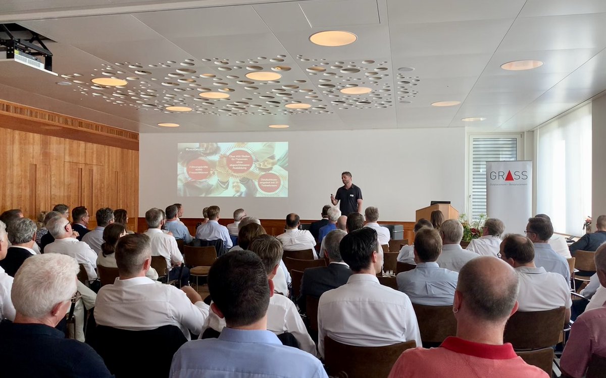 vrmandat's tweet photo. Full house am Ostschweizer GrassForum 2019 in SG zum Thema #Digitalisierung & #Verwaltungsrat. Der @Milostoessel hatte in der #MSDirect einst die größte IBM AS400 Installation der CH. Zudem: Aktuell sind 40% aller #Führungskräfte #Frauen - ohne ein #Diversity Program. #GrassForum https://t.co/Qn2UI4ZrP0
