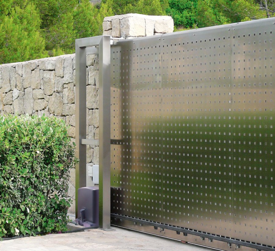 SOMMER sliding gate operators for situations where extra power is needed, the RUNner and RUNner+ for gates up to 8m travel and weight of 600 kg and 12m travel and 800 kg. weight, respectively. Energy saving and environmentally friendly. 
#automaticgates #electricgates #security