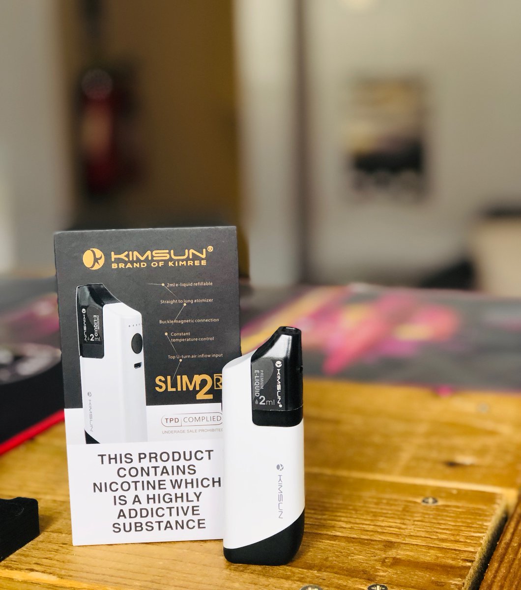 The Kimsun Slim 2R is an all-in-one starter kit for sub-ohm vaping, with the convenience of a disposable pod system in place of a tank. 

AND it looks rather nice in white don't you agree?

ow.ly/VGy150uNkAs