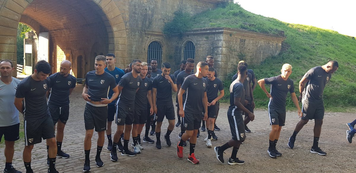 RLgallois's tweet photo. #football #FCMetz @Ligue1Conforama #fortdequeuleu
@FCMetz : c'est l'heure de la #reprise pour les #Grenats https://t.co/3dwLG1Hjd8