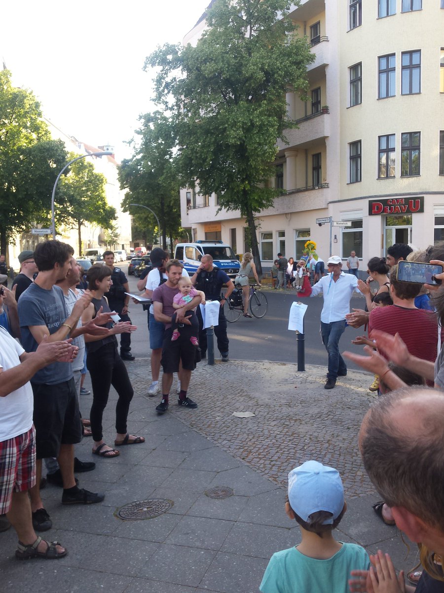 RoWo_Berlin's tweet photo. Demo für die geräumte Brache, Kiezversammlung und Kaspertheater in #Rixdorf #Neukölln
#EdekaWo #DaWoEdekaMaWa https://t.co/MVidEwMdmQ