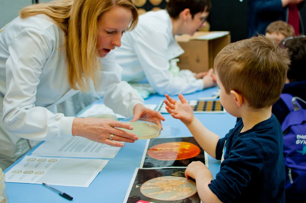 UoDLifeSciences's tweet photo. Every other year we celebrate all things microbiome with our event Magnificient Microbes! We are joined by @UoDMedicine & @univofstandrews Keep an eye out for our next event in spring 2020. #WorldMicrobiomeDay #MicroInDundee ๐ท at Mag Micro 2018 @DundeeSciCentre by @ElliotErskine https://t.co/GK0QQefKUf