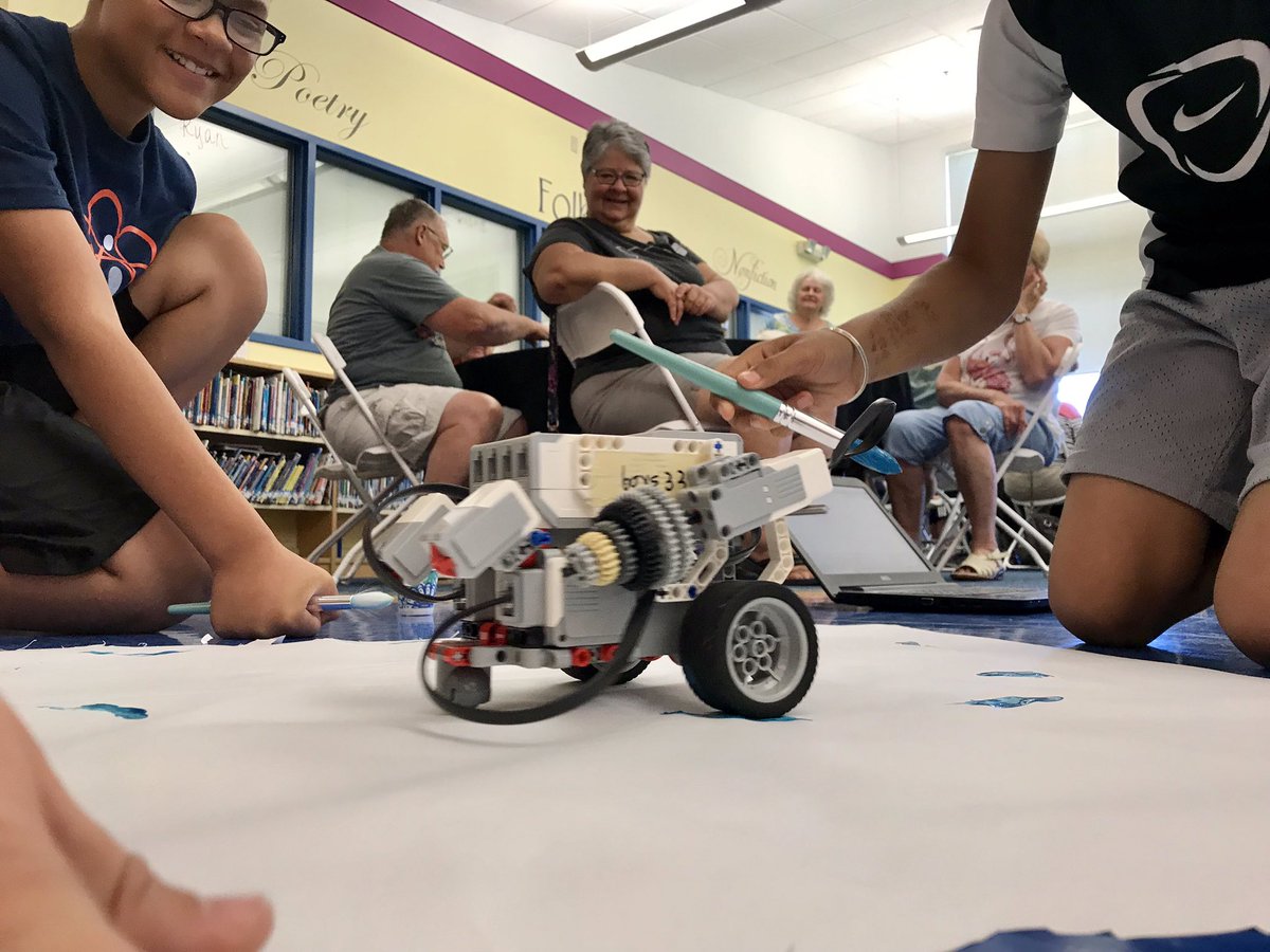 mattdeichmann's tweet image. A first for @FrancisHowell, a summer senior PALS event - Kids in the elementary STEAM camp are expanding perceptions! #FHSDLearns #FHSDinnovation