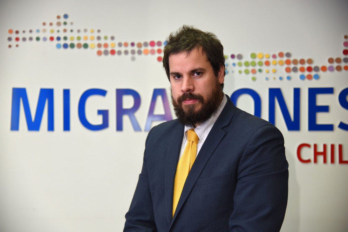 RadioDuna's tweet photo. #NoticiasEnDuna | Director de @DptoExtranjeria por venezolanos varados en paso Chacalluta: "Lo único que les pedimos es que hagan la solicitud adecuada para que puedan entrar a Chile con su carnet de identidad"

Síguenos en vivo en https://t.co/Oz6xkdFFEm https://t.co/9filCpg4Rf