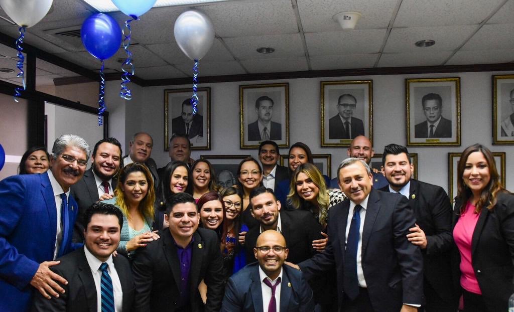 Villabull's tweet photo. Happy bday @RodrigoAvilaSV ¡te queremos muchísimo! #RA55 🎉🎉 https://t.co/iHVlCOdYWe