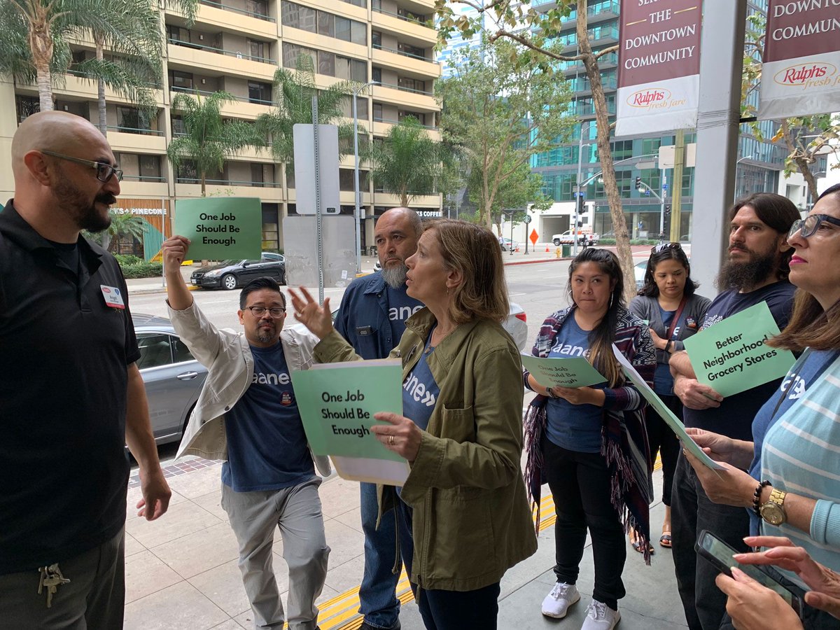 UFCW770's tweet photo. Yesterday, our partners at @LAANE delivered a letter to @RalphsGrocery's management to say #OneJobShouldBeEnough. Thank you, #LAANE, for standing in solidarity with grocery workers and @foodfightus.
Join LAANE and #UFCW in the fight: https://t.co/WTaZrzVTAF https://t.co/b6WzcO13Di