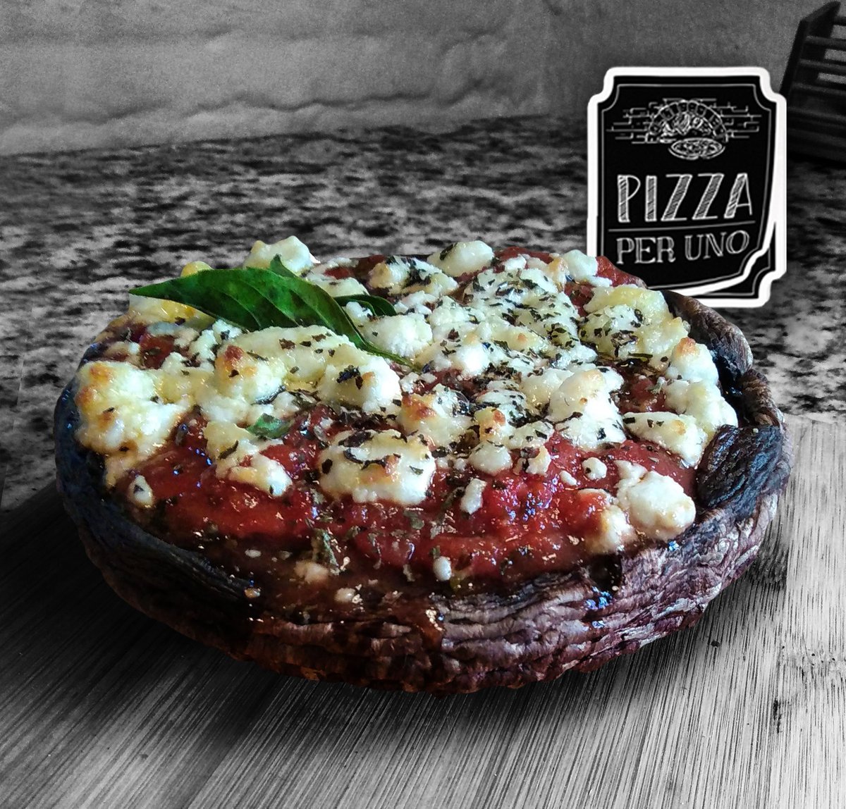 pizzaperuno's tweet photo. Nuestro #Portobello con #QuesoDeCabra y #Tomate es de los consentidos. ¿Ya lo probaste?
#DescubreTuSabor #FormaggioDiCapra #Pomodoro #FoodPorn #PizzaArtesanal #PizzaLovers #Pizzería #Restaurantes #México #CDMX #CucinaItaliana #PizzaPerUno #ZonaSur #DondeComer #UberEats https://t.co/V6jrf8UNH8
