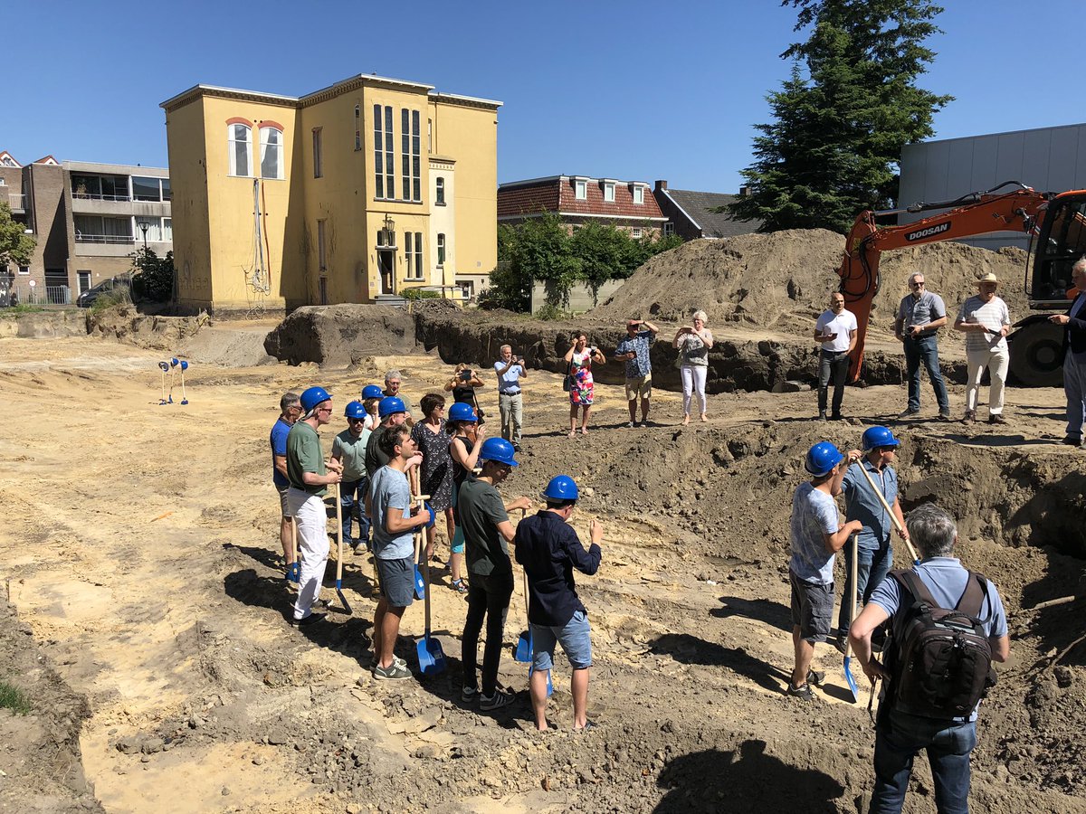 _Peter_Keijsers's tweet photo. Enthousiaste toekomstige bewoners bij start bouw 14 zorgappartementen voor Wings aan de Thomas van Diessenstraat in Goirle. https://t.co/50kB5Vkizo