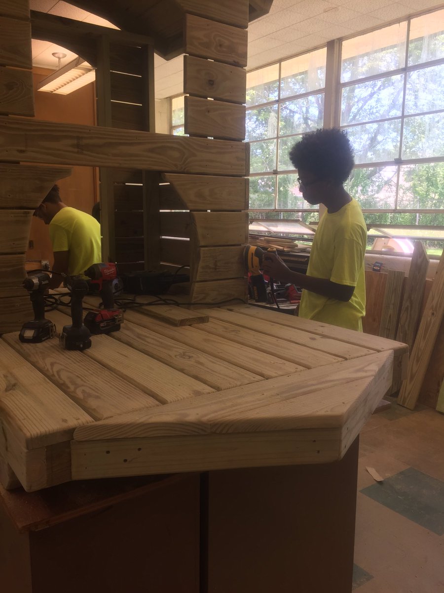 kidsof216's tweet photo. 👀👀 what are you waiting for?! Come since the finished product at #CommonGroundCLE this Sunday. Come tell us what you think kids can do! See link in bio. #kidsof216 #CG2019 https://t.co/gvC3HjN5er