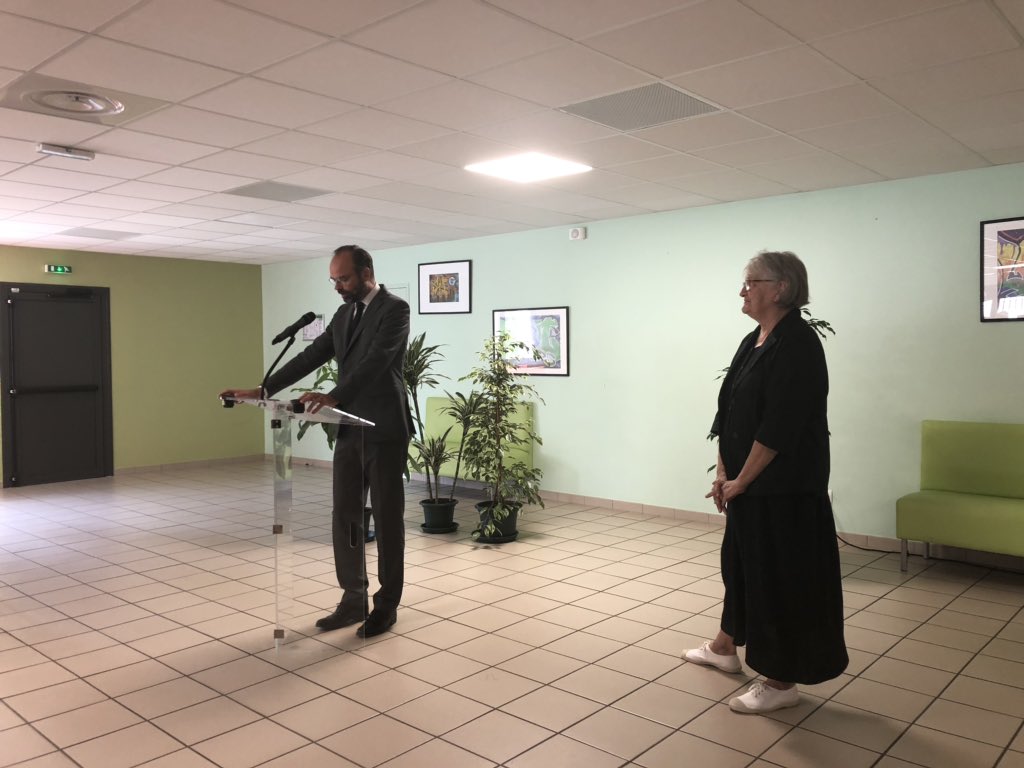 agnesfirmin's tweet photo. Ravie d’accueillir @EPhilippePM au #Havre pour la remise de la légion d’honneur @ChristineLalla1 . Une juste récompense pour son investissement @LigueHavraise en faveur des personnes en situation de #handicap. Un grand bravo et vive #LH https://t.co/ap77VEU0rR