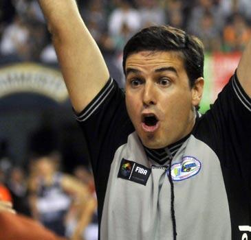 Inesperada noticia! 
Alejandro Sánchez Varela decidió poner punto final a su carrera como árbitro. Uno de los mejores deja el arbitraje con mucho para dar. 
Muchas suerte en todo lo que se viene!