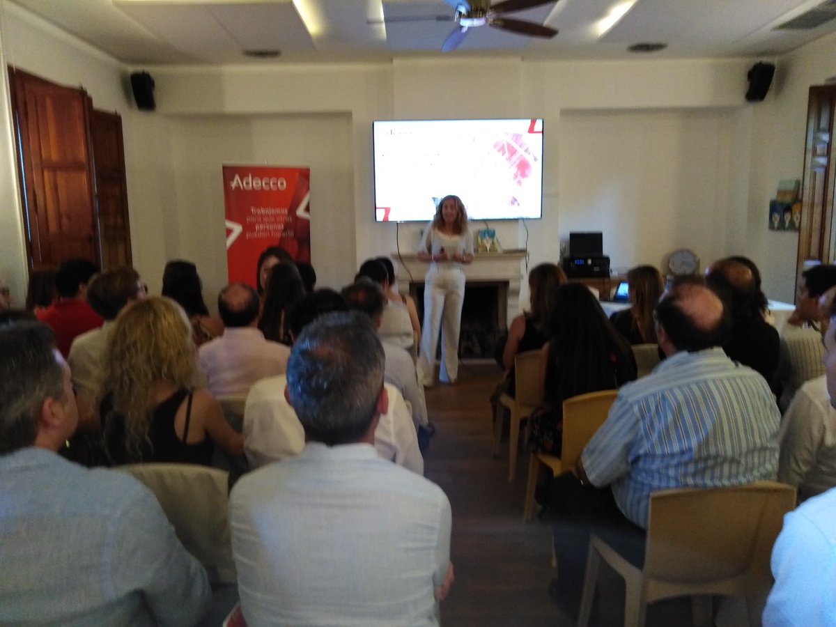 Arrancamos la última jornada del <a href="/clubrrhh/">Club RRHH Castellón</a> <a href="/Iriavpalacios/">Iria Vázquez</a>  Directora de gestión de talento y empleabilidad de <a href="/adecco_es/">Adecco</a> nos habla de #estrategia #innovacion #Inteligencia #personas 'Reinventando el proceso de selección' #JornadasAdecco #adeccocastellon #adeccovillarreal