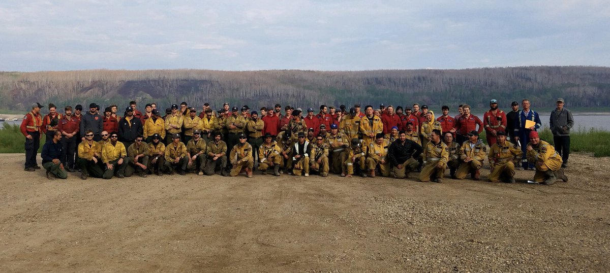R5_Fire_News's tweet image. Crews from California are making themselves at home on the fire line in Canada. Helping our partners in the north are Zig Zag, Happy Camp, Shasta Lake, Fulton and Arrowhead Hotshots along with various overhead. #ChuckeggFire