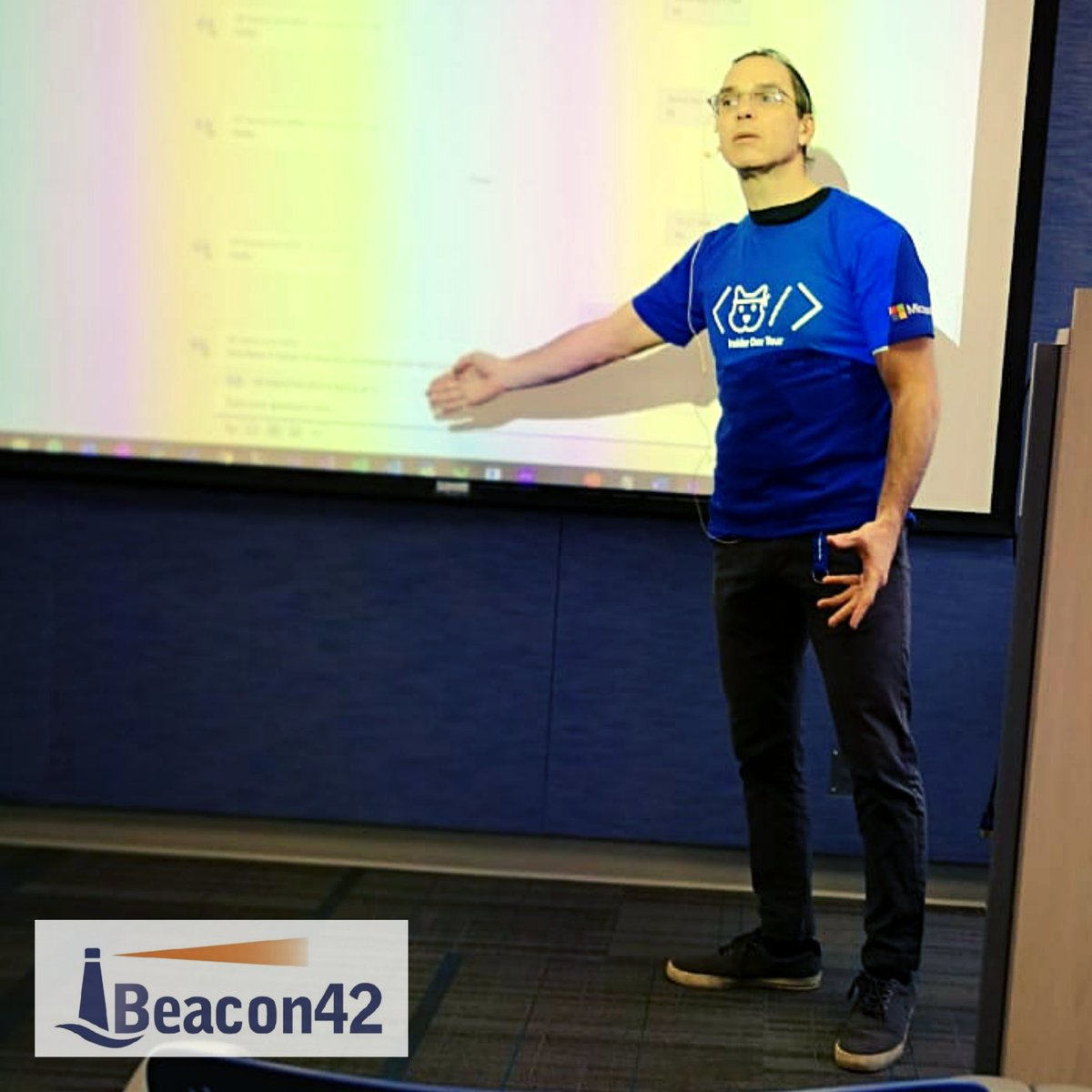 beacon42's tweet photo. Nuestro Arquitecto Gabriel Cor en estos momentos entrega sus conocimientos a los invitados que participan de #InsideDevTour en Chile. 👨‍💻💫📲💻🔝☑️

#Beacon42
#Microsoft
#Chile https://t.co/P7JyOU8EtZ