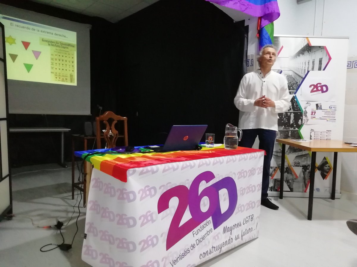 fundacion26D's tweet photo. Seguimos!! Nuestra segunda conferencia en el ciclo "El auge de la extrema derecha: evolución, consecuencias y resistencias".
Un lujo con Hans Peter van den Broek, profesor de Sociología de la Universidad de Oviedo!! #OrgulloLGTBI #f26d #50añosdelucha #elorgullodecumpliraños https://t.co/xyYIjoOH7Y