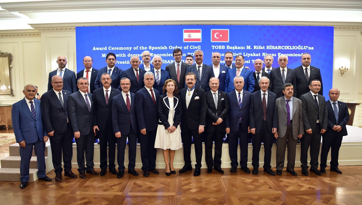 TOBB Başkanımız Sn.<a href="/RHisarciklioglu/">Rifat Hisarcıklıoğlu</a>’na, iki ülkenin birbirine destek olarak büyümesine ve gelişmesine yapmış olduğu katkılardan dolayı "İspanya Sivil Liyakat Nişanı Encomienda Payesi" verilmiştir. <a href="/TOBBiletisim/">TOBB</a> Başkanımızı tebrik ediyor, başarılarının devamını diliyoruz.