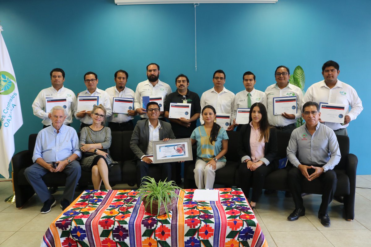 utvco's tweet photo. #OrgulloUTVCO Docentes de Mecatrónica reciben Certificado en Solidworks por parte de @intelligymx, instructores capacitados en una herramienta indispensable en el desarrollo profesional para la evolución hacia la industria 4.0.
Nuestro reconocimiento y felicitación.
#10AñosUTVCO https://t.co/bJOZiJjcbL