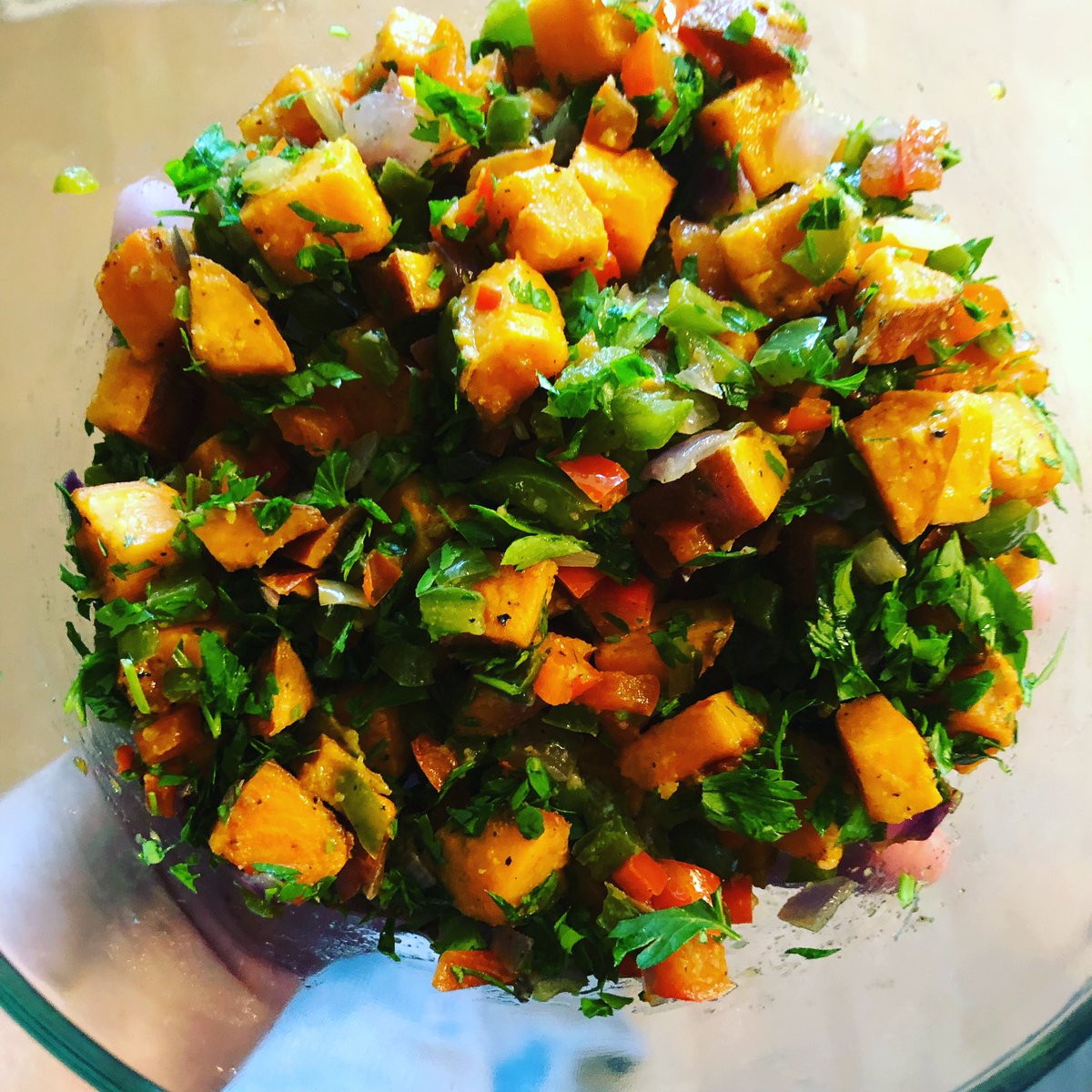 FiddleheadChef's tweet photo. Why eat home fries when you can enjoy sweet potato hash with bell peppers, red onion & garlic! #customizedcuisine #fiddleheadchef #personalchef #sweetpotatohash #eatyourveggies #eattherainbow #dcchef #lovemyjob https://t.co/qsJ4qyRJ78