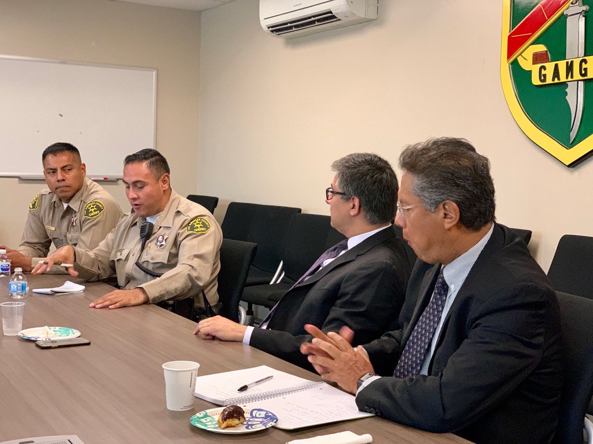 This morning #LASD Operation Safe Streets are hosting consular officials frm @ConsulMexLan #Mexico to exchange practices in reducing gang violence. @LASDHQ #policediplomacy helps us to work w/ & learn about cultures we serve in @CountyofLA