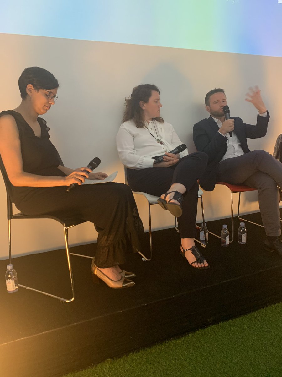 SANDROANDRINE's tweet photo. « Au-delà de l’éducation financière il faut mettre en place des mécanismes qui contraignent sinon la mise en application sera difficile »  @mickaelmangot #AXATalk #finance https://t.co/zh1m55FRm2