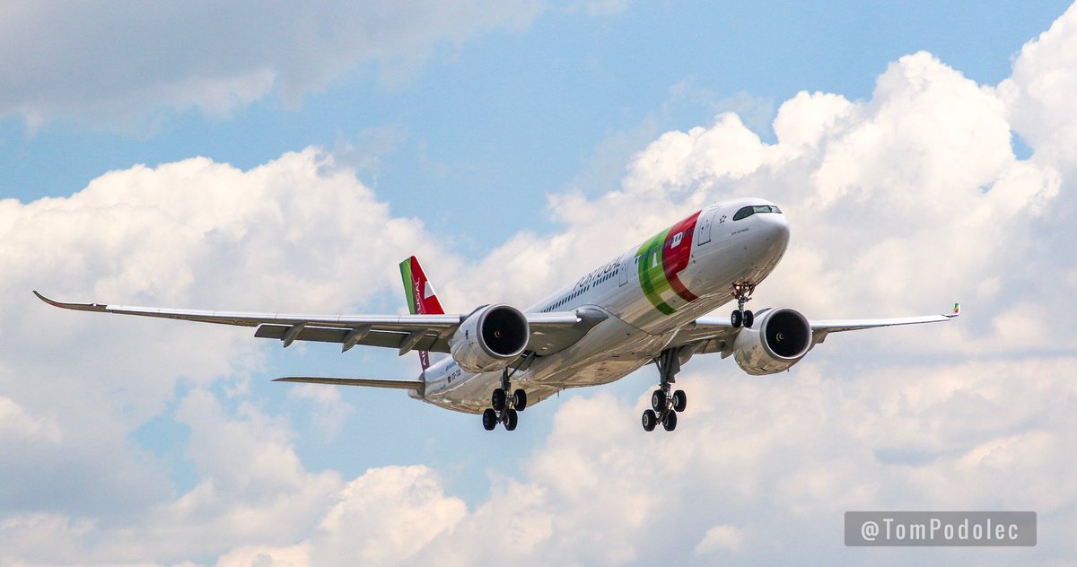 TomPodolec's tweet photo. PHOTOS Rare afternoon, daylight, arrival of TAP Air Portugal into Toronto from Lisbon. Arrived as #TP3903, replacement for yesterday’s canceled #TP259. 
CS-TUD Airbus A330-900 Neo. Toronto will see 2 TAP flights today, #TP259 is scheduled for tonight &amp; it’s also showing as a NEO. https://t.co/vekKandIHy