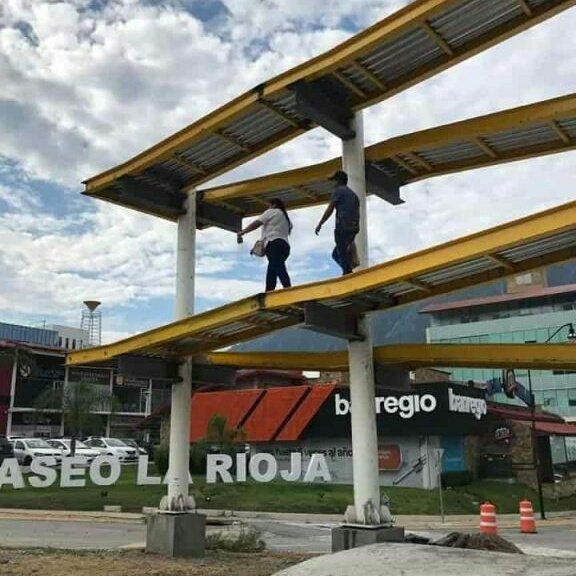 Este puente antipeatonal en Monterrey demuestra la lógica detrás de su construcción.

🚨 ¡Spoiler Alert! 🚨

Para nada es para la seguridad de las y los peatones.

#AdiósPuentesAntipeatonales