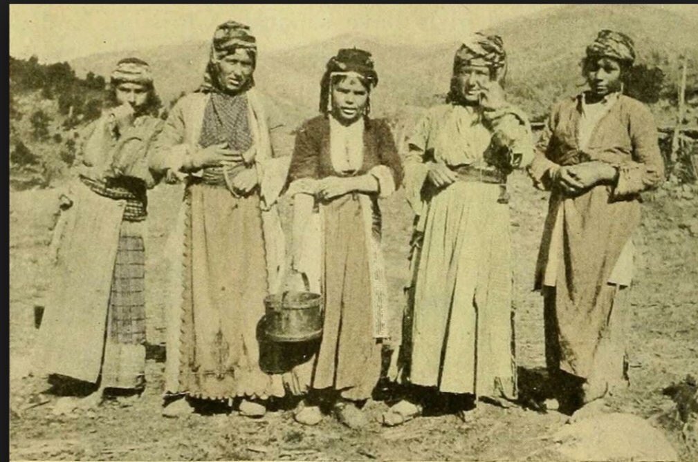 Hakkari’nin Şemdinli (Şemzinan) kazasında/ilçesinde kadınlar,
sene 1920.

Muhtemelen “berî” dediğimiz süt sağmaya gidiyorlar...

(<a href="/nadirfotograf/">_rojhat.ylmaz</a> ‘a teşekkürlerimizle...)