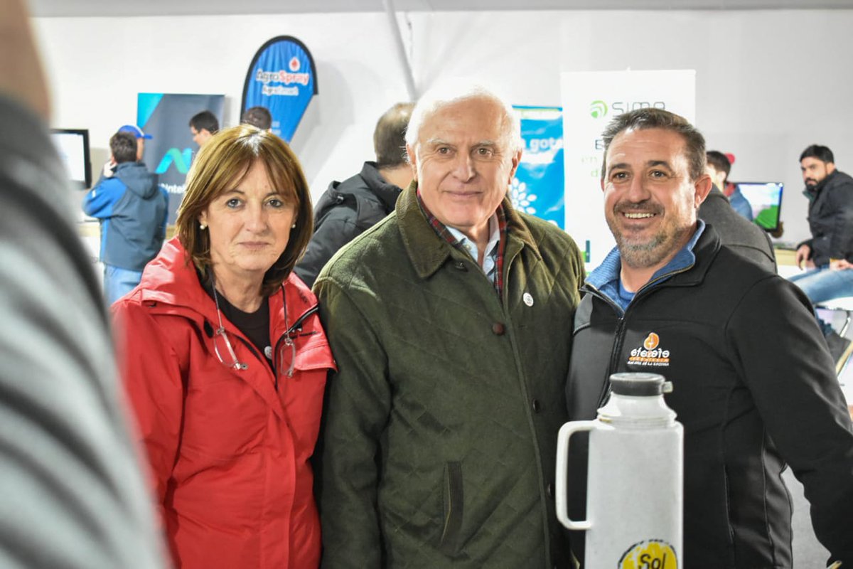AliciaCiciliani's tweet photo. El gobernador @MiguelLifschitz recorrió el espacio del @GobSantaFe en #AgroActiva2019 y conversó con emprendedores que exponen sus productos. Más de 150 pymes participan de la muestra de la mano del programa #SantaFeExpone de @ProduccionSF. https://t.co/XkWfyRwBtV