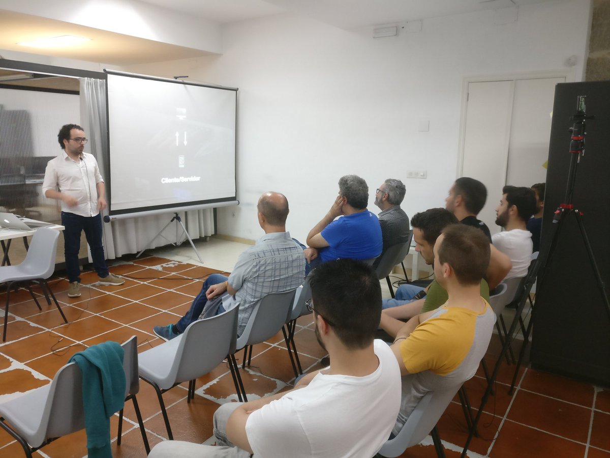 Ya está @joseconstela hablándonos de MQTT para comunicar dispositivos IOT 💪🔝