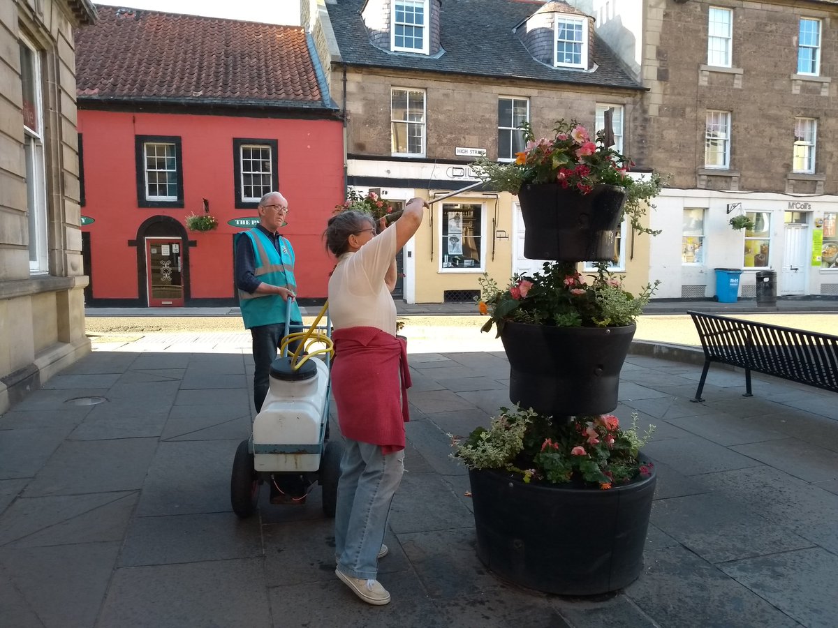 BloomingHadd's tweet photo. Troups out watering last night, getting a lesson from Jim on how to keep the planters in ship shape.  We are spreading the work around. https://t.co/2R9ccIrijX