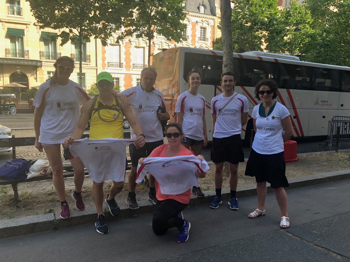 vautringwenaell's tweet photo. Les Bâtonniers et leur délégation sous l’égide du capitaine René Gloaguen ont bouclé ce soir le GPS drawing en hommage à leur Consœur Nasrin Sotoudeh un ❤️ autour de l’ambassade d Iran pour ne pas l’oublier! https://t.co/Um68tNnIMF