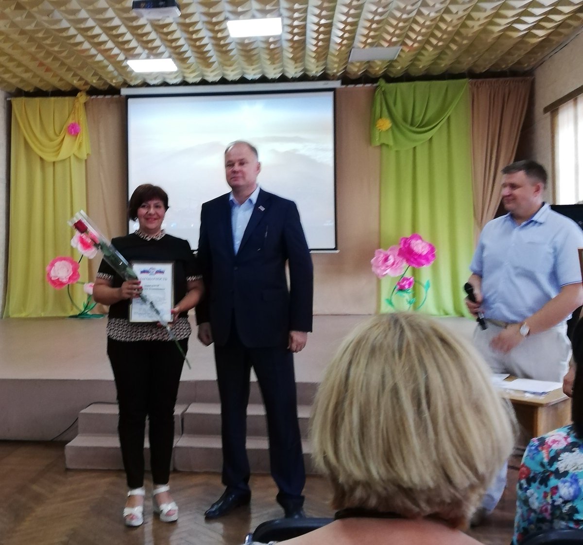 Преподаватель Детской школы искусств № 8 В.А. Левичева награждена благодарностью партии "Единая Россия". Поздравляем!