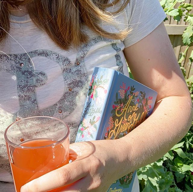 Sunshine, the best book and some ‘raspberry cordial’ (actually it’s Fanta fruit twist but close 😂). This is my newest copy of Anne, with the ever gorgeous Puffin in Bloom cover illustrated by @annariflebond of @riflepaperco 😊
Looking forward to hoppi… ift.tt/2YcgfwR