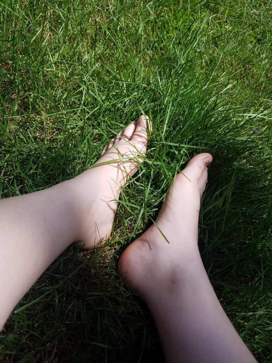 CashMasterCane's tweet photo. Looks like my lawn needs a trim. What slave wants to be useful to me and come mow it for master? Everyone nows I love getting to relax while my slaves sweat like dogs for me 👣💦 #findom #slavemaster #yardwork #dirtyfeet #footfetish #sweatysummer #footworship https://t.co/NTB10DITpC