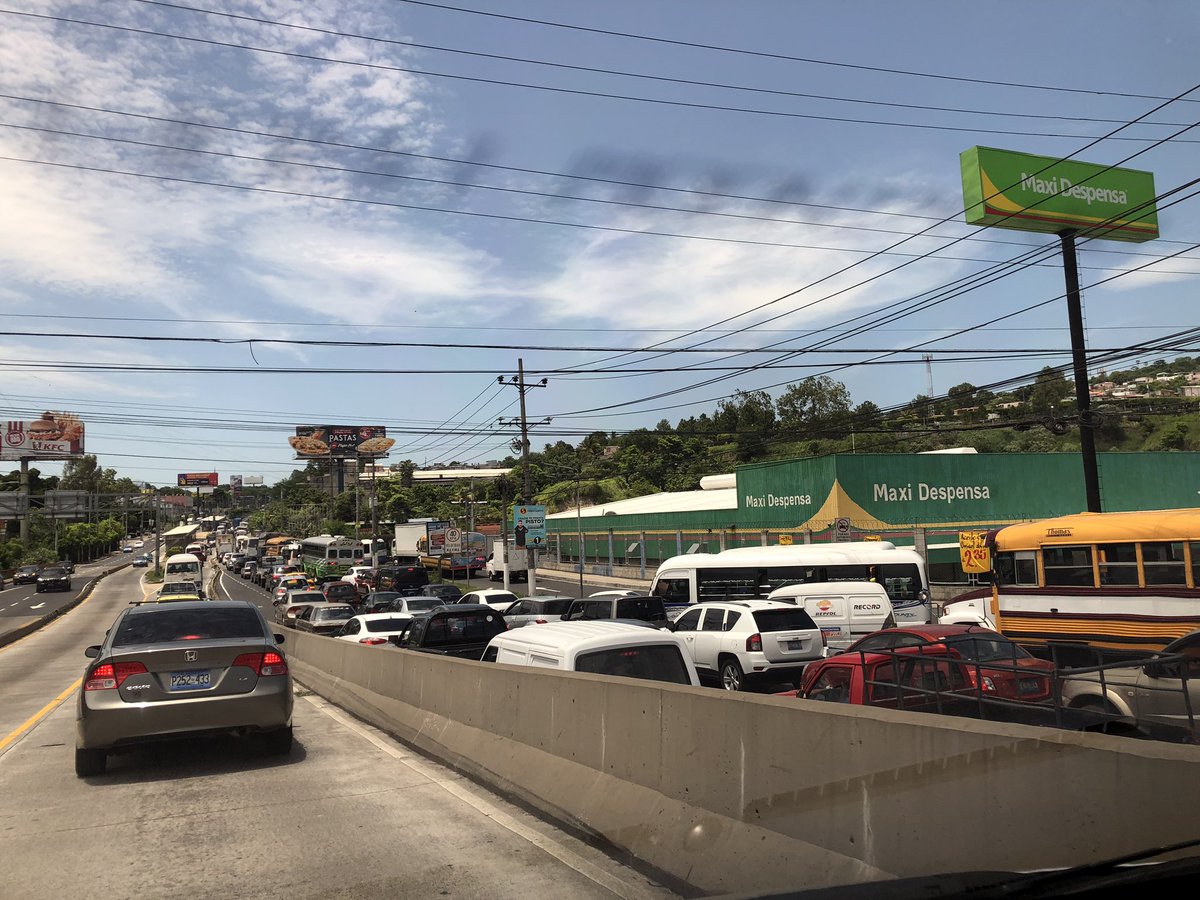 traficosv_'s tweet photo. #TraficoSV: Camión con desperfectos mecánicos genera fuerte congestionamiento en bulevar del Ejército a la altura de Hospital Amatepec tomar rutas alternas. https://t.co/6gpBZB1524