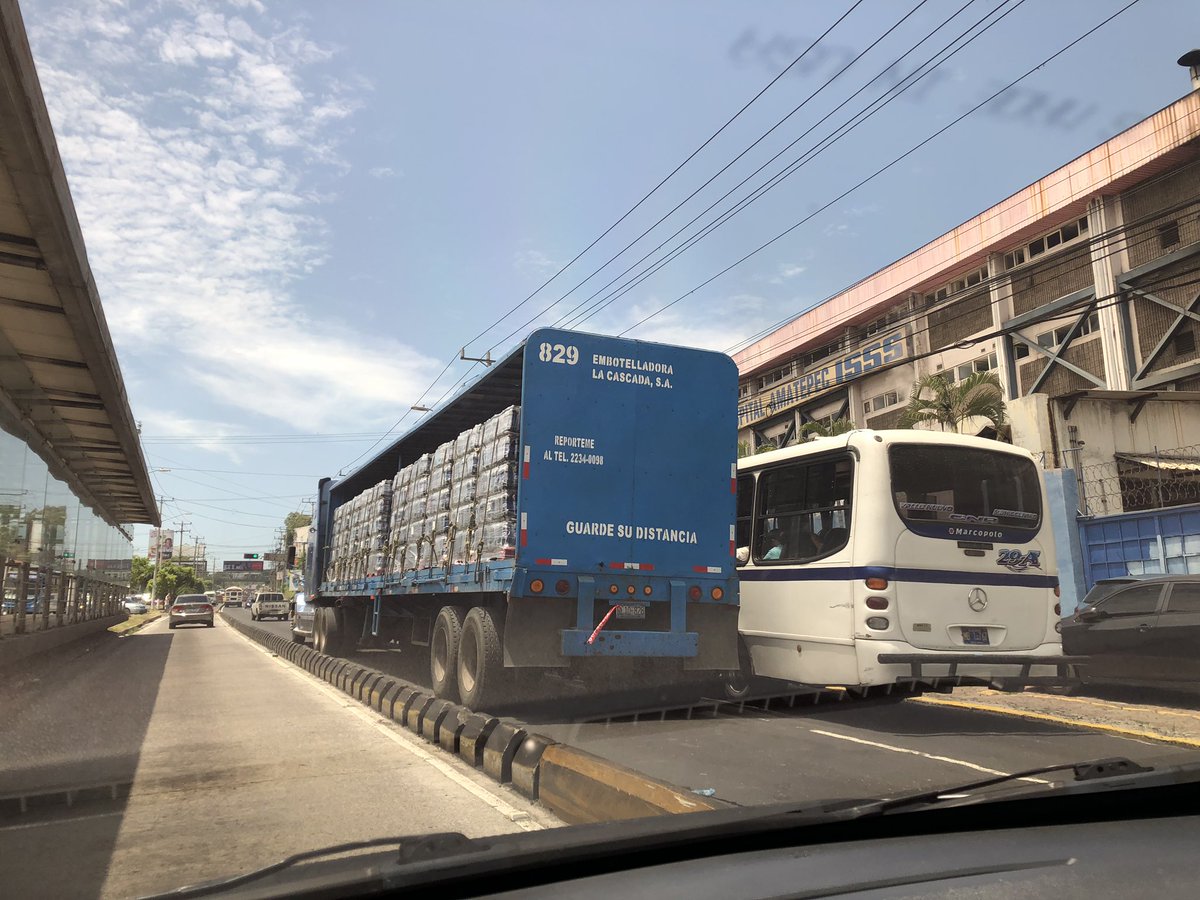 traficosv_'s tweet photo. #TraficoSV: Camión con desperfectos mecánicos genera fuerte congestionamiento en bulevar del Ejército a la altura de Hospital Amatepec tomar rutas alternas. https://t.co/6gpBZB1524