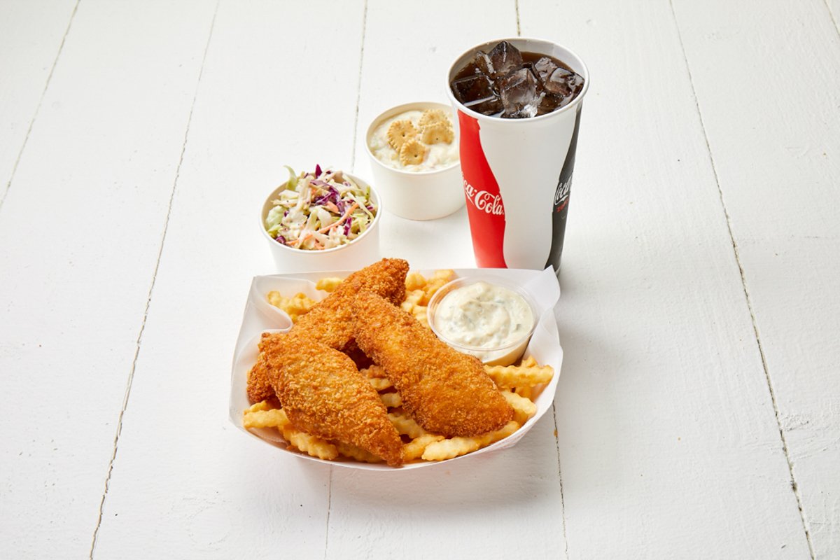 LuckyLouieFish's tweet photo. 3-Piece #Combo3 Upgrade: 3 pieces of signature #fish & #fries, small #coleslaw, small #LuckyLouie #ClamChowder, and a drink! #TodayIsMyLuckyDay on #CentralTerminal @SeaTacAirport! #AlaskaSeafood @Alaska_Seafood @pikebrewing https://t.co/qoF3eyYBV5