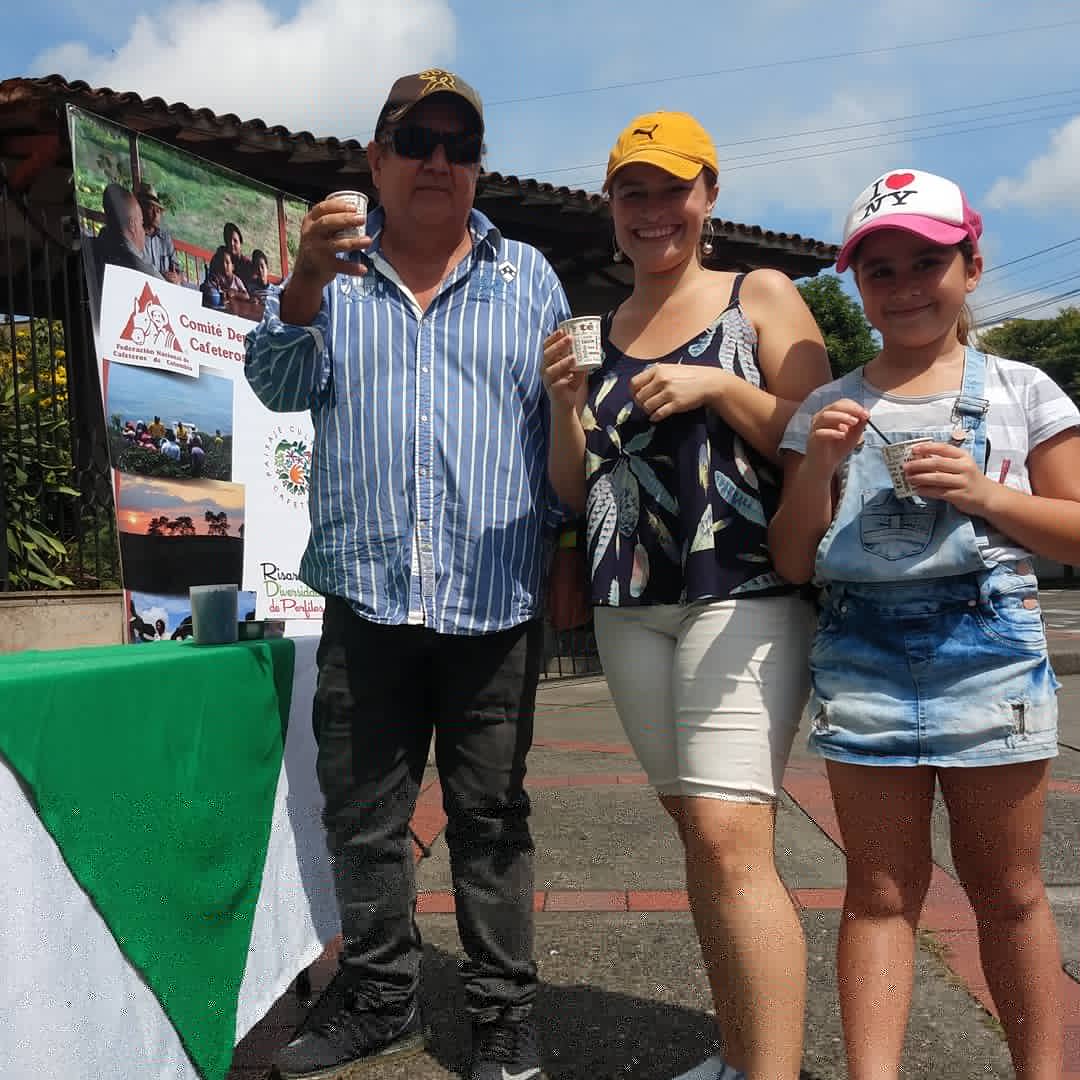FNC_Risaralda's tweet photo. Los pereiranos se unieron a la celebración de #DíaNacionaldelCafé y #FNC92años saboreando un café de alta calidad. #OrgulloCafetero. https://t.co/TxywdBbRhm