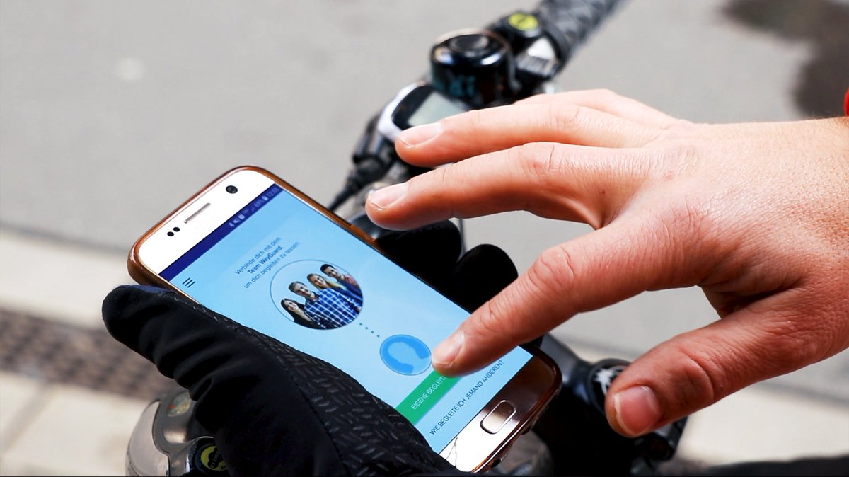 AXA hat <a href="/WayGuardApp/">WayGuard</a> weiterentwickelt und gemeinsam mit dem Hersteller Litecco die smarte Fahrrad-Rückleuchte „LightGuard connect“ konzeptioniert. Ergebnis der Zusammenarbeit ist der erste #eCall mit professioneller Leitstelle für Radfahrer in Deutschland. bit.ly/LightGuardConn…